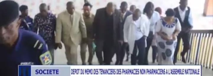Les tenanciers de pharmacies non pharmaciens protestent contre la régulation pharmaceutique en RDC : un mémorandum déposé à l’Assemblée nationale