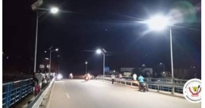 Kasaï : Le Gouverneur Crispin Mukendi lance la réhabilitation de l’éclairage public à Tshikapa