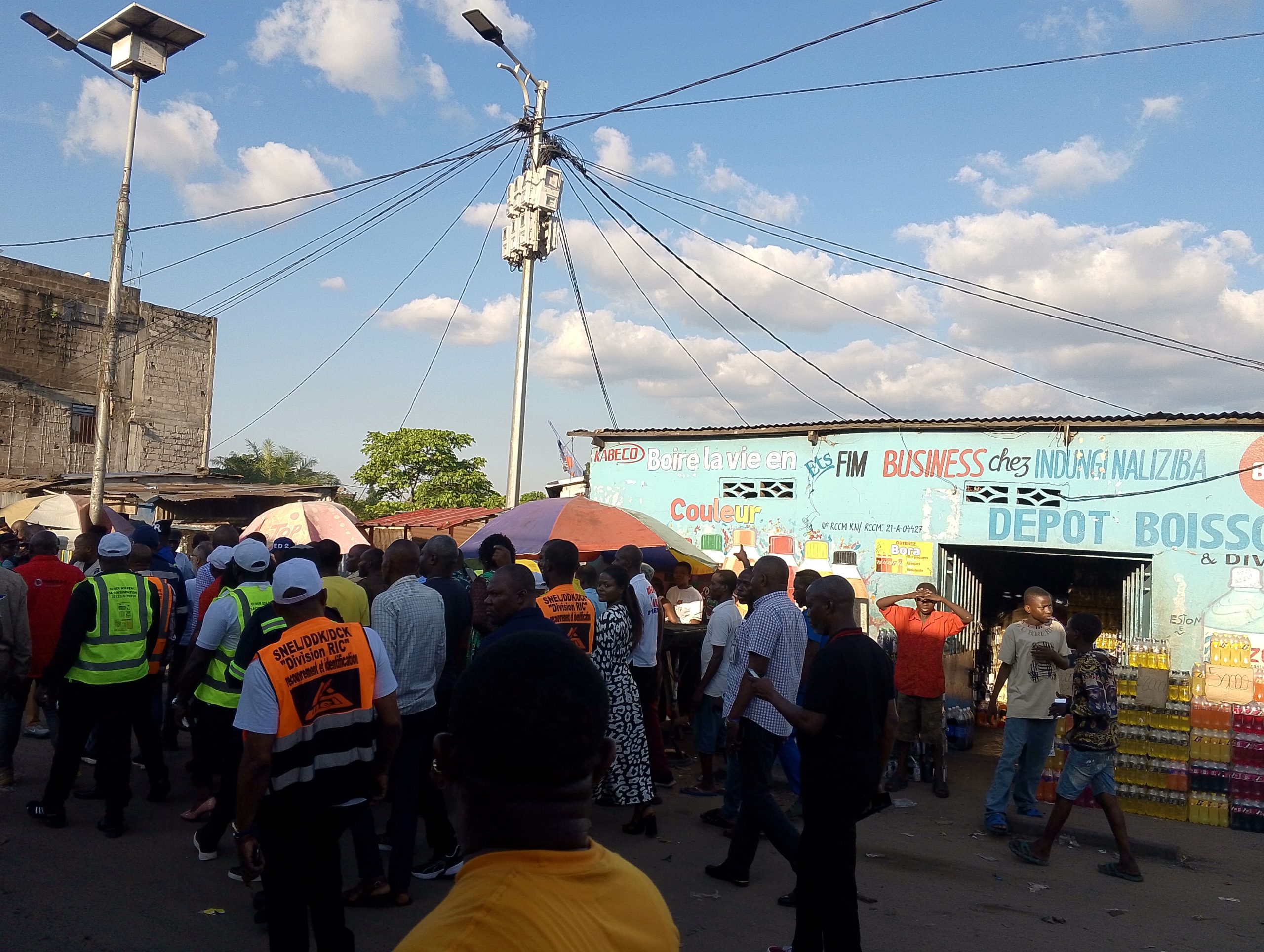 Électrification du Camp Luka : Un Nouveau souffle pour la population et l’économie Locale