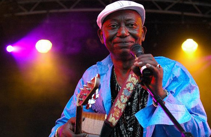 Chanson souvenir : les doigts de fée de Papa Noël Nedule dans  » Sisi »(illustration audio)