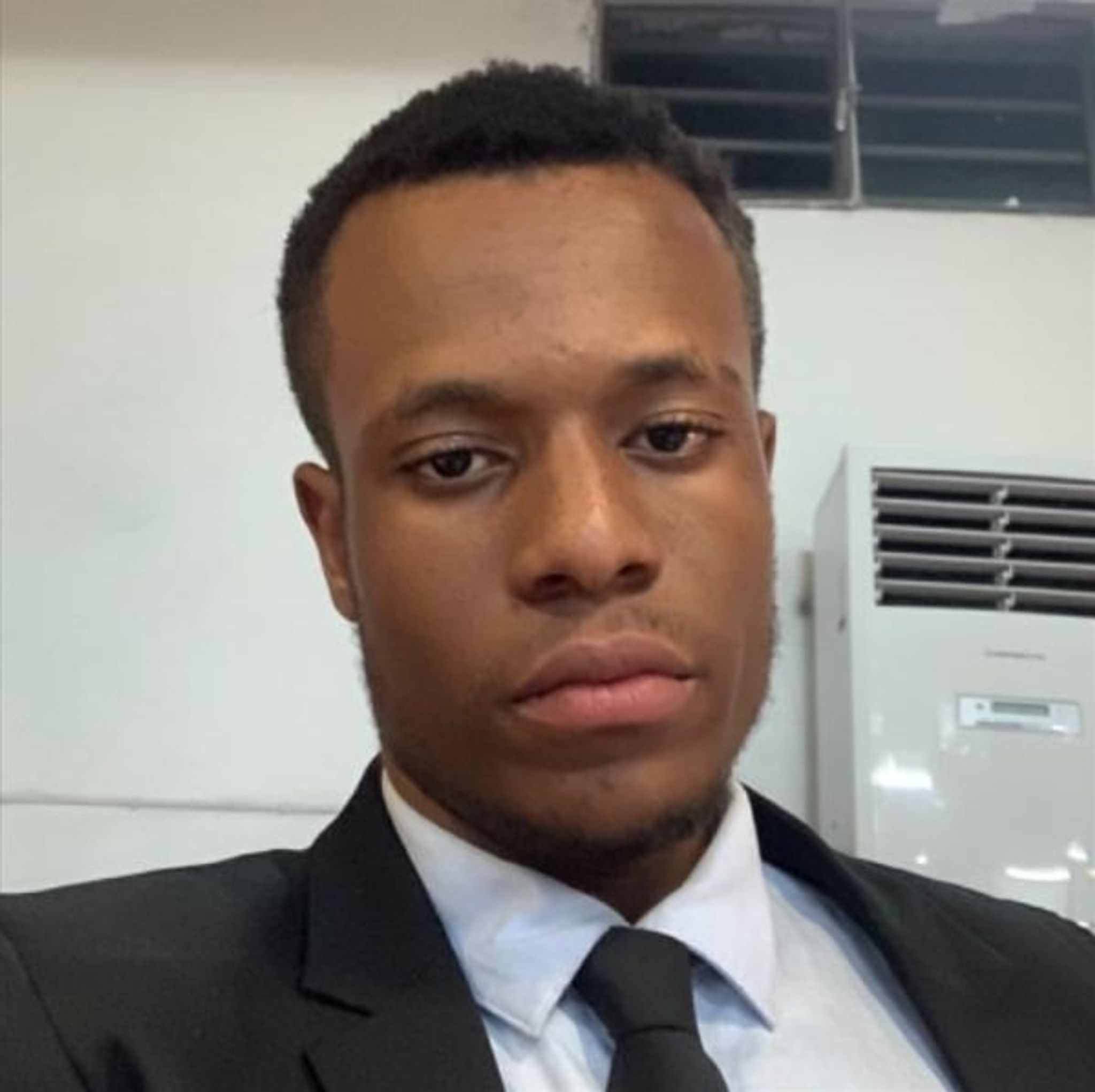 Portrait : Meldi Akelax digitalise les services de santé en RDC     Meldi Akela, fondateur de « Lax Medical »