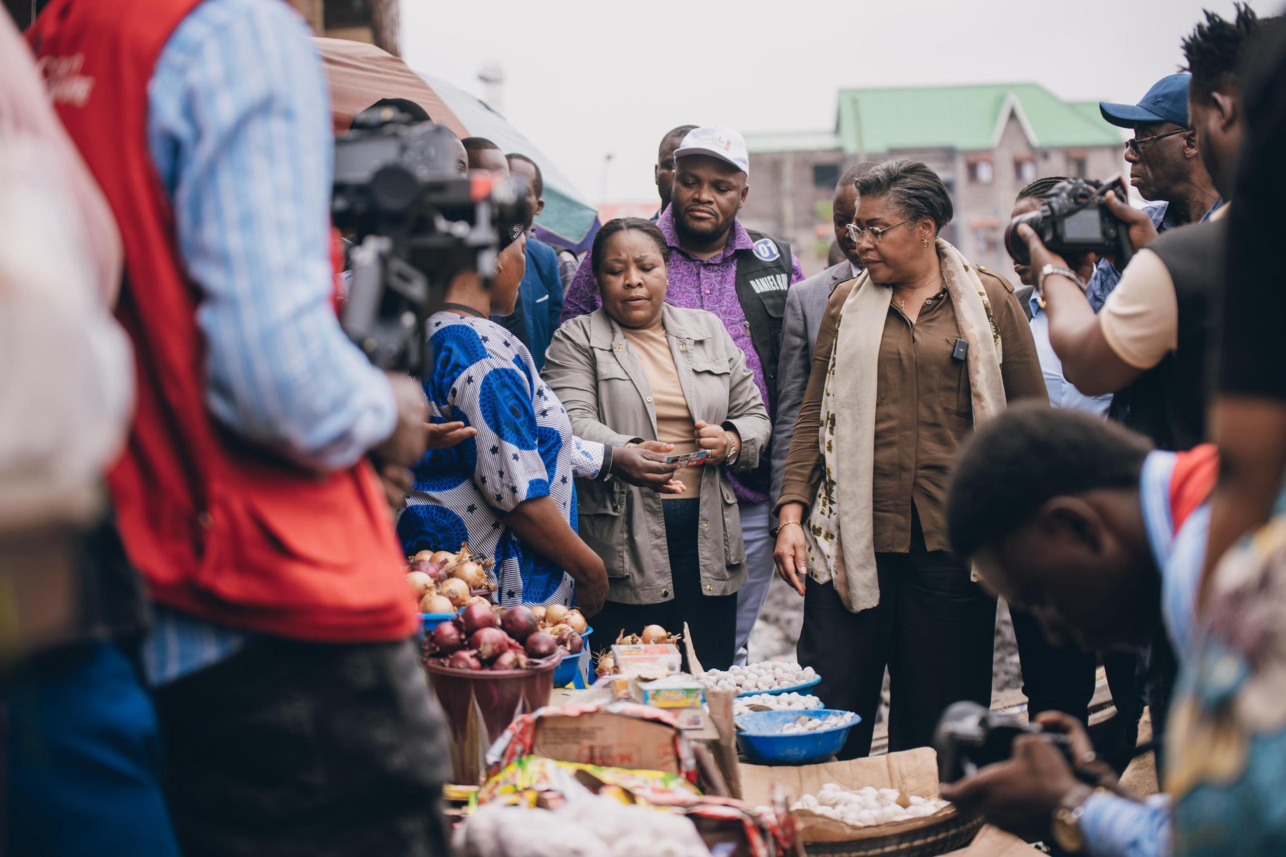 Kinshasa : La Première Ministre en visite de terrain pour vérifier l&rsquo;avancée des chantiers routiers