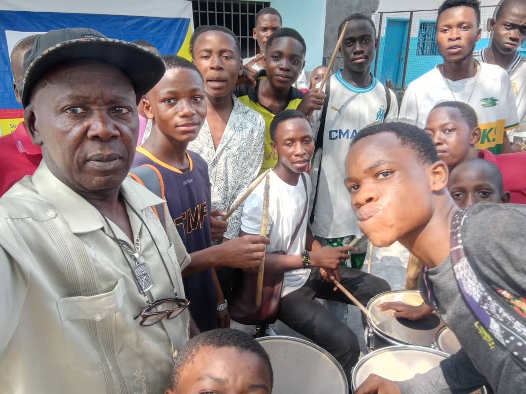 L’artiste Debs Bukaka soutient le centre “Boya Toyekola” en offrant des baguettes de percussion