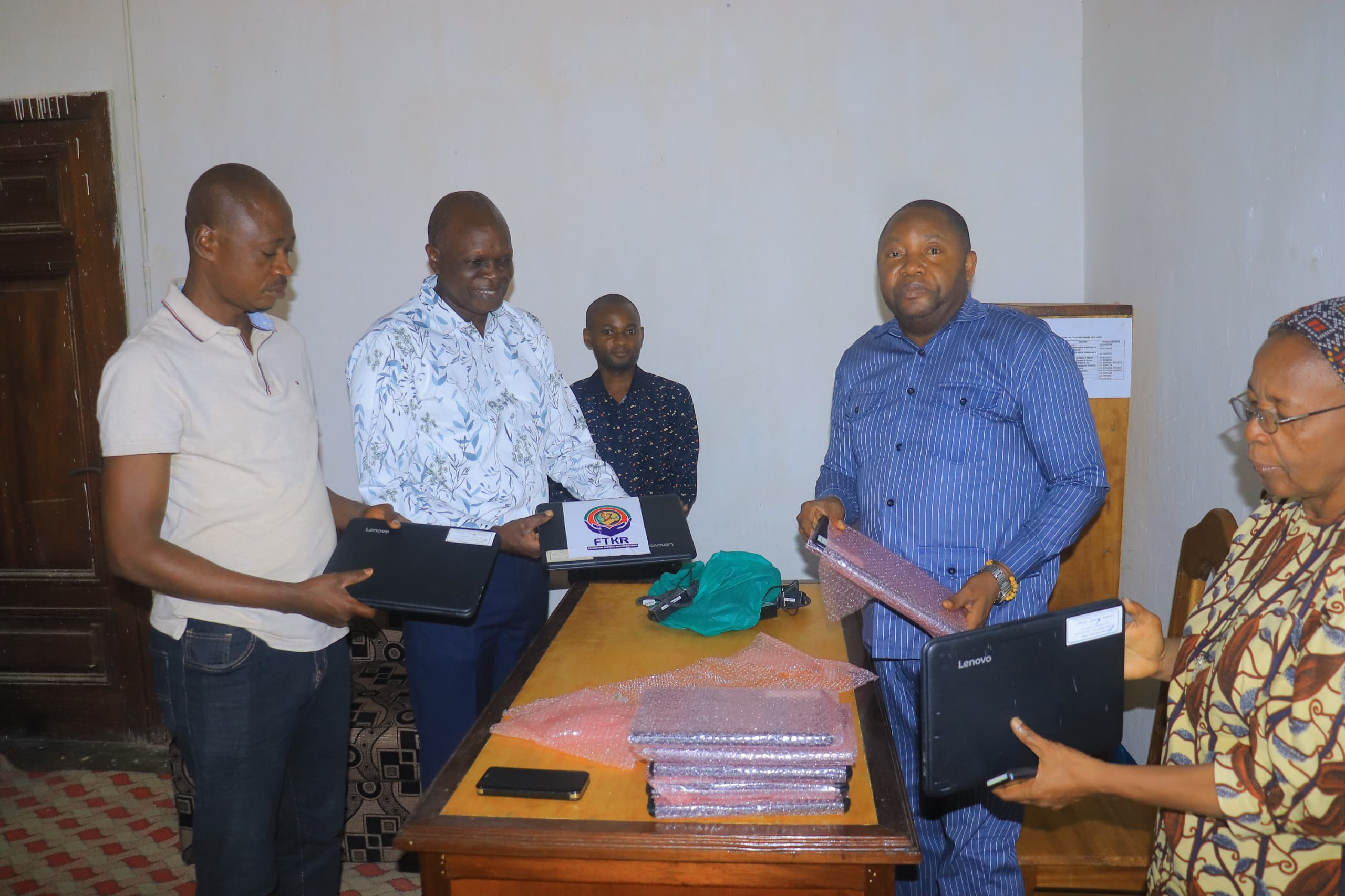 Kindu : La Fondation Thérèse Kigoma Rehema renforce son soutien avec un deuxième lot d’ordinateurs et de livres à l’Université catholique de Kindu(vidéos)