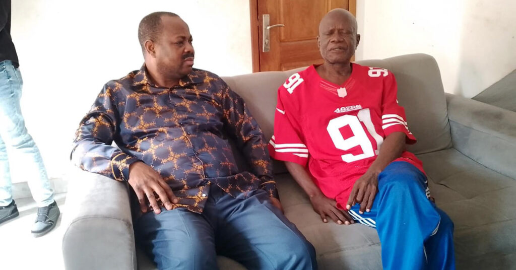 Freddy Kita au chevet de Jean-Pierre Kasangana