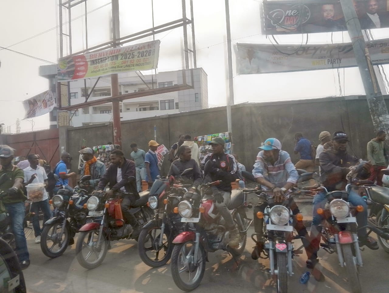 Kinshasa : les taxis-motos défient le Chef de l’État dès ce matin malgré le port obligatoire du casque