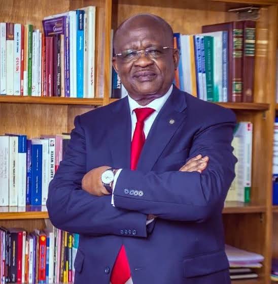 Pouvoir sans Hubris – Pour un leadership humble et responsable ( Professeur Dr Tharcisse LOSEKE )