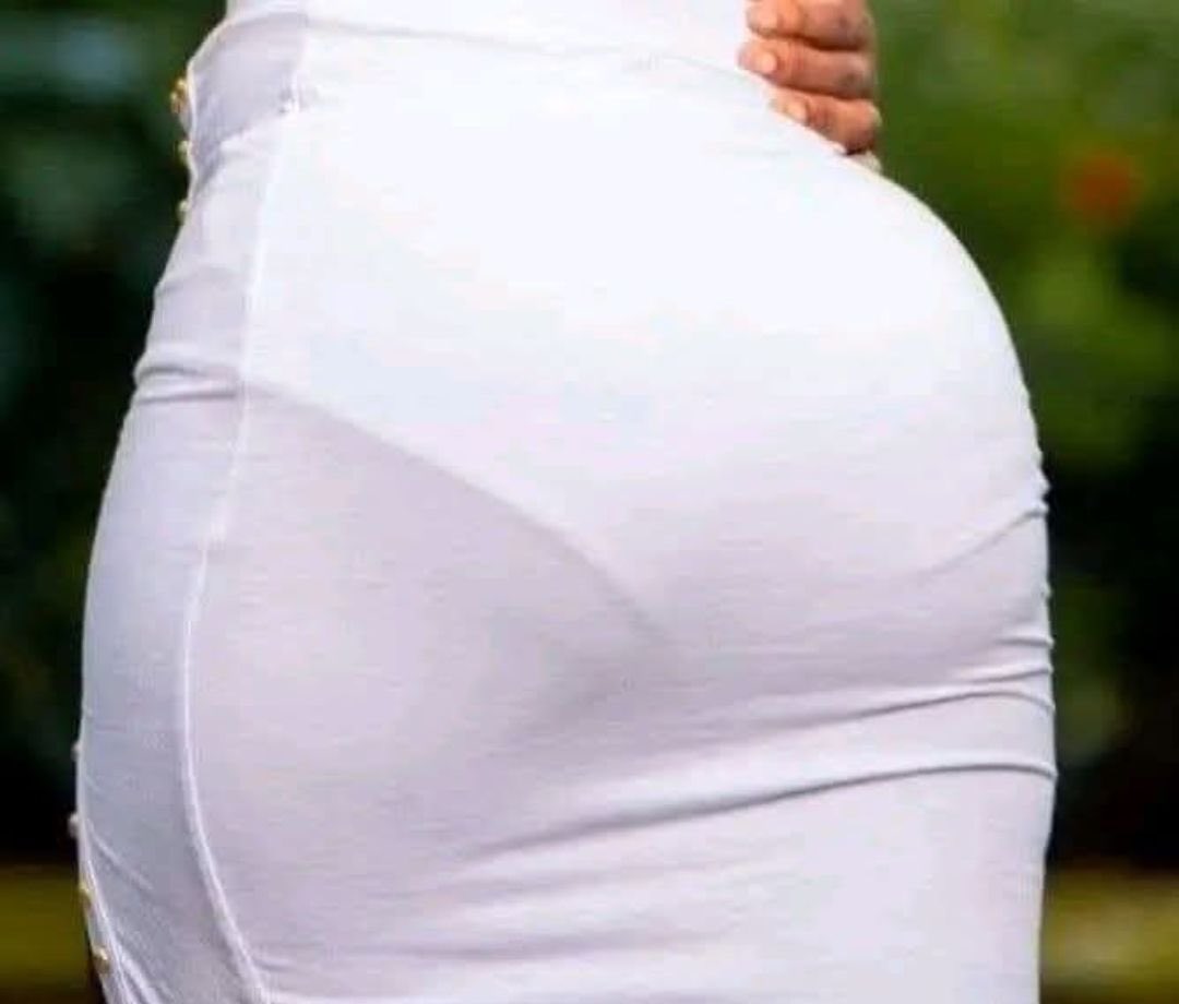 Église: plusieurs hommes déconcentrés par les serre-corp des dames