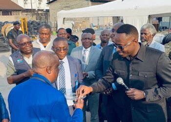 Teddy Lwamba renforce le charrois automobile de la SNEL 